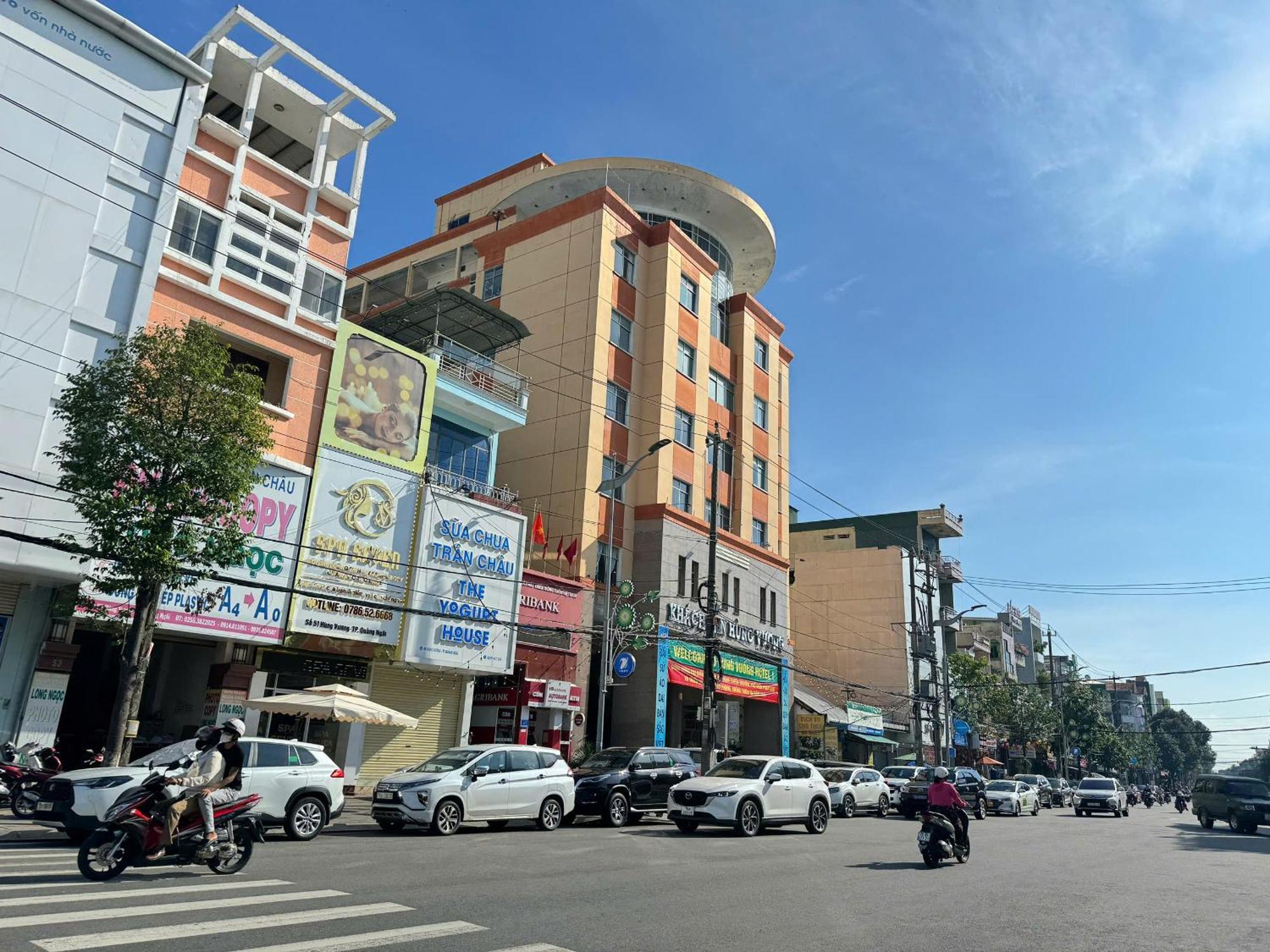 Hotel Khach San Hung Vuong Quảng Ngãi Exterior foto